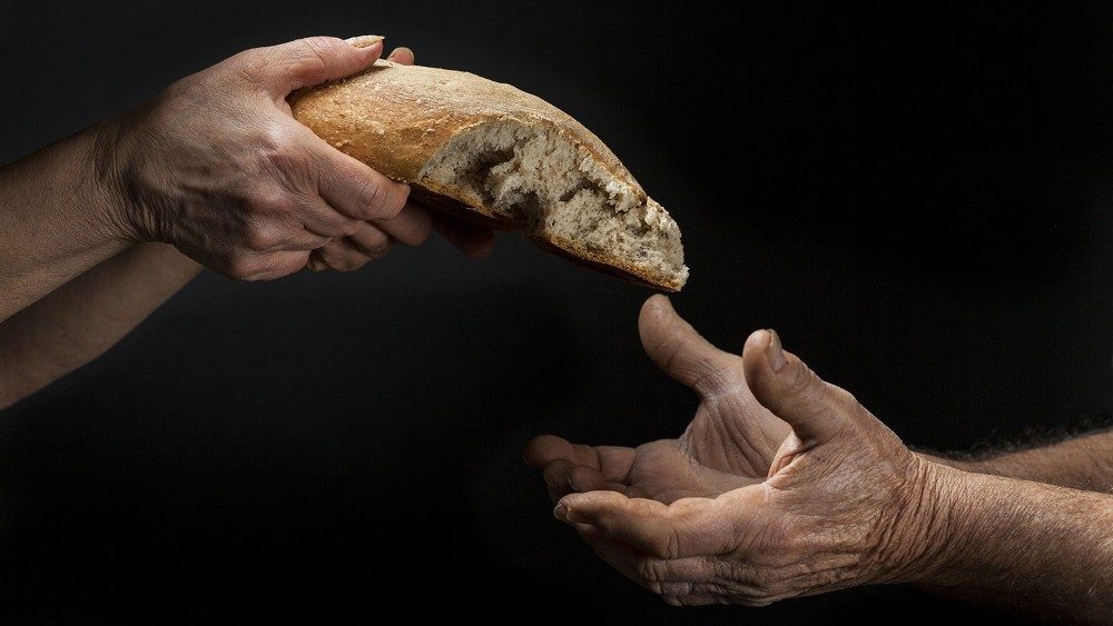 “Tiende tu mano al pobre”. Mensaje del Papa para la IV Jornada Mundial por los pobres