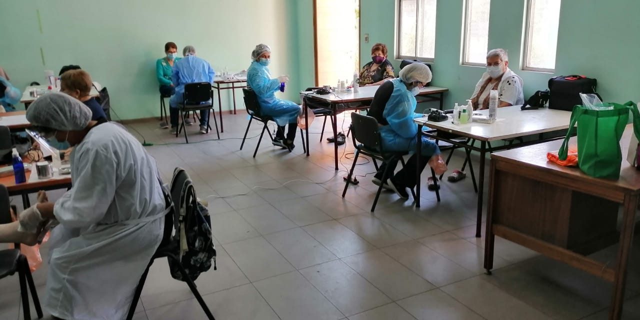 Alumnas del Centro P. Paul Becker brindan servicio a adultos mayores de Cerro Navia