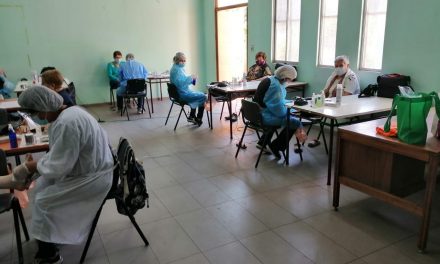 Alumnas del Centro P. Paul Becker brindan servicio a adultos mayores de Cerro Navia