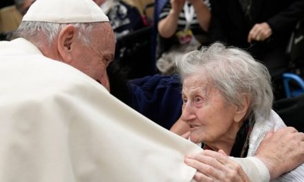 El Papa reza con los abuelos y los ancianos del mundo