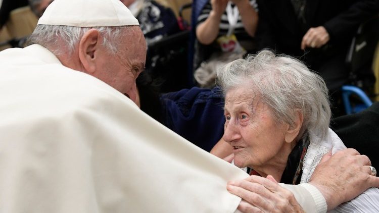 El Papa reza con los abuelos y los ancianos del mundo