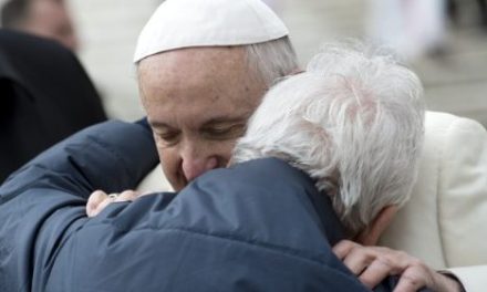 El Papa: hay que honrar a los ancianos, así se reconoce su dignidad