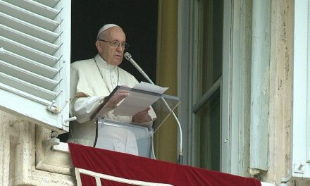 Interceder por las esperanzas, los sufrimientos del mundo y por la paz