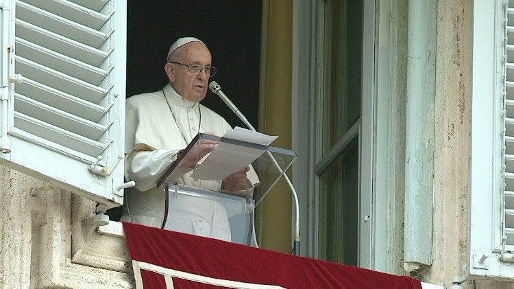 Interceder por las esperanzas, los sufrimientos del mundo y por la paz