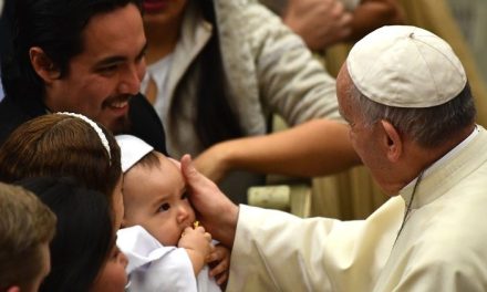 Cardenal Farrell: “El Papa Francisco desea abrazar a todas las familias”