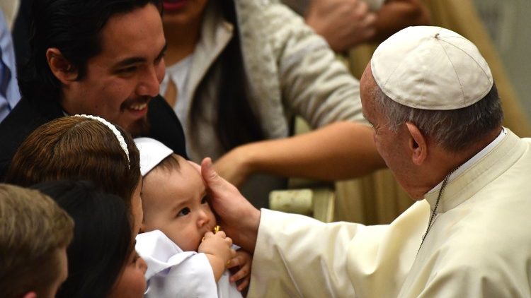 Cardenal Farrell: “El Papa Francisco desea abrazar a todas las familias”