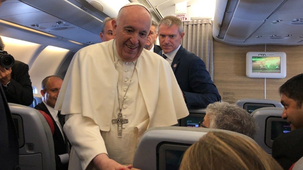 Ángelus en el vuelo. El Papa: los abuelos, nuestra historia