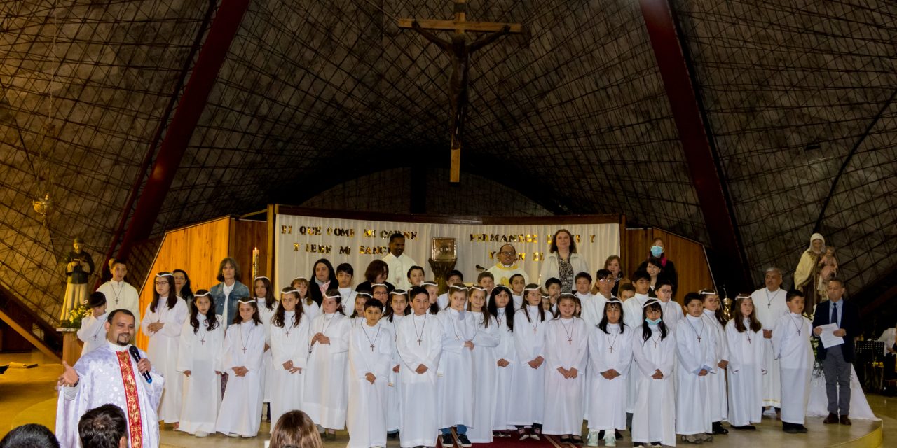 Los Ángeles: 76 niños recibieron su Primera Comunión en el Liceo Alemán del Verbo Divino
