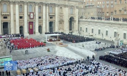 El adiós a Benedicto XVI. El Papa: “Padre, en tus manos encomendamos su espíritu”