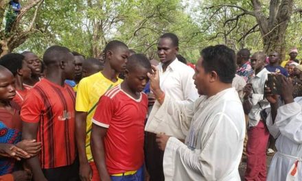 Tradición única del bautismo en Chad, África