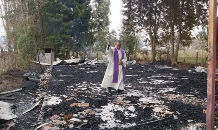 <strong>Incendio destruye capilla Santa Teresa de los Andes en su totalidad</strong>