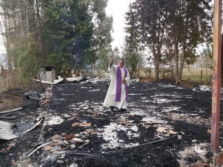 <strong>Incendio destruye capilla Santa Teresa de los Andes en su totalidad</strong>